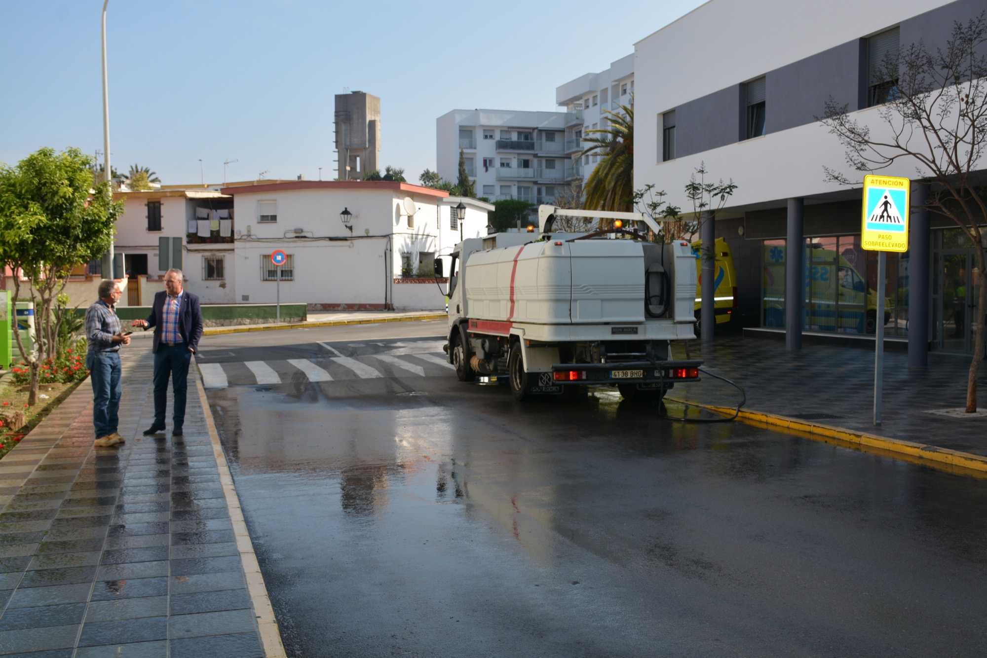 Limpieza de choque y desbroces en la Barriada de la Paz, en las cercanías del Centro de Salud